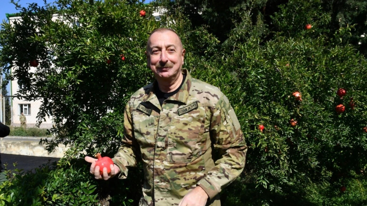 Ильхам Алиев поднял флаг Азербайджана над бывшим Степанакертом (ФОТО)