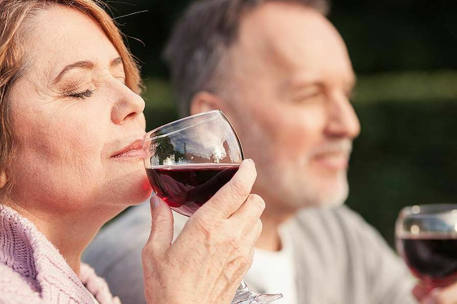 Ученые нашли в красном вине еще массу полезного