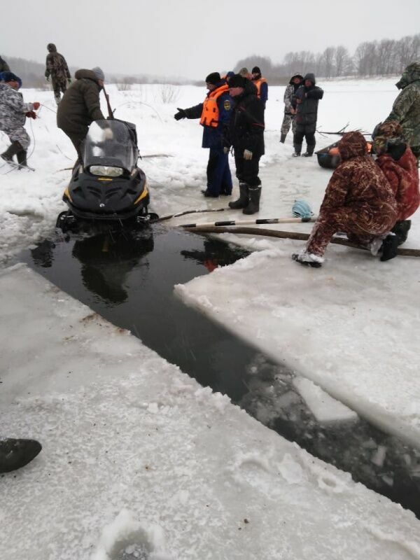 Водолазы ищут двух рыбаков, провалившихся под лед