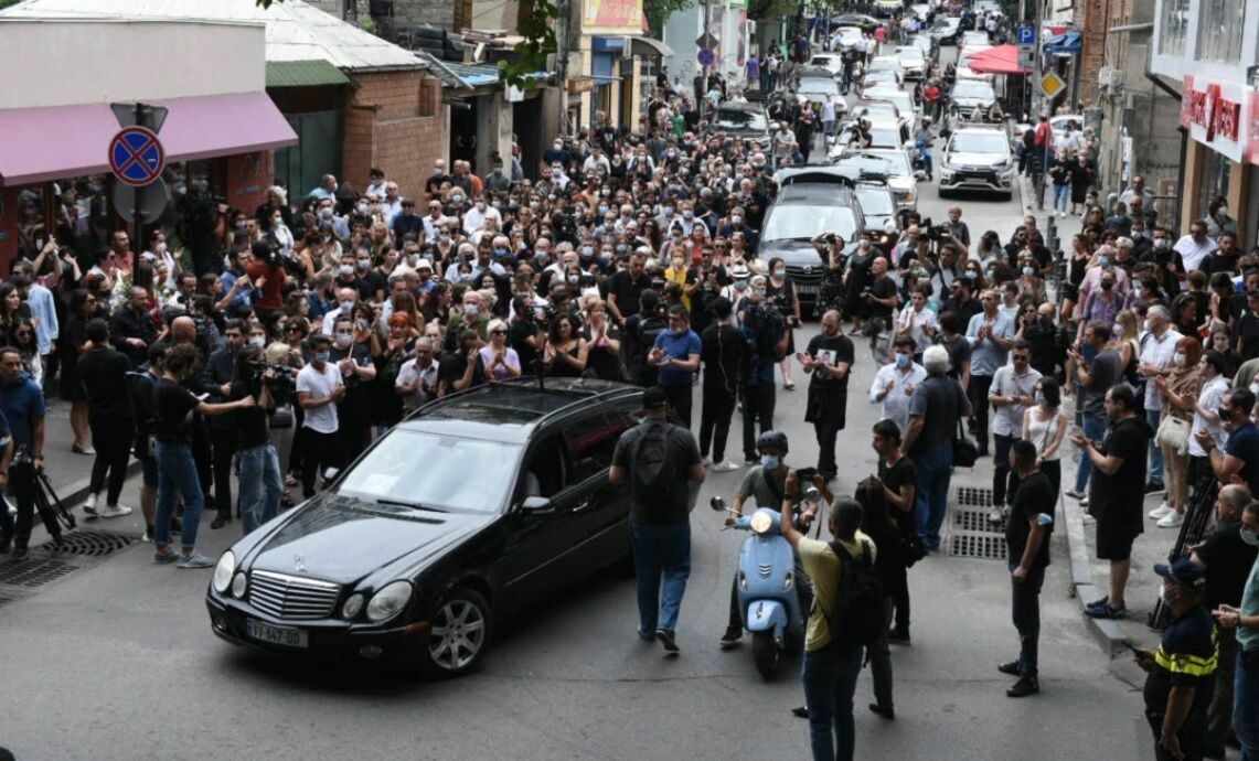 В Тбилиси похороны избитого противниками ЛГБТ журналиста переросли в акцию протеста