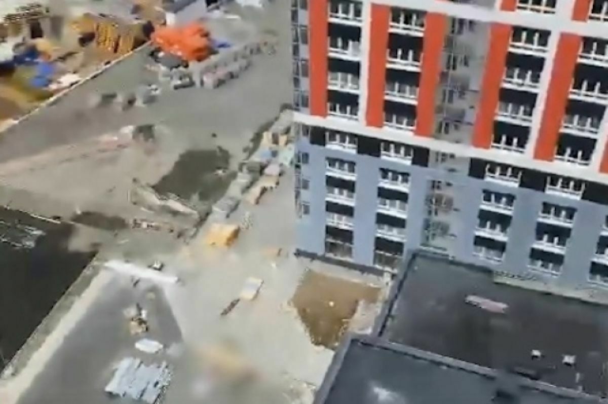 В Екатеринбурге погибли строители, упав с высоты 32 этажа