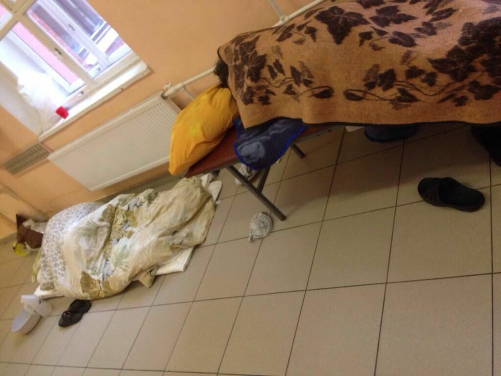 Лежал в неврологическом отделении. Лежат на полу в больнице. Фотография пола в больнице. Палаты в Покровской больнице. Палаты в Покровской больнице СПБ.