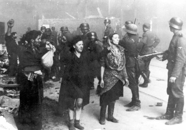На русском выходит «Дневник великой депортации», написанный жителем Варшавского гетто