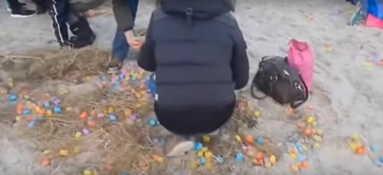 На берег моря в Германии вынесло тысячи киндер-сюрпризов (видео)