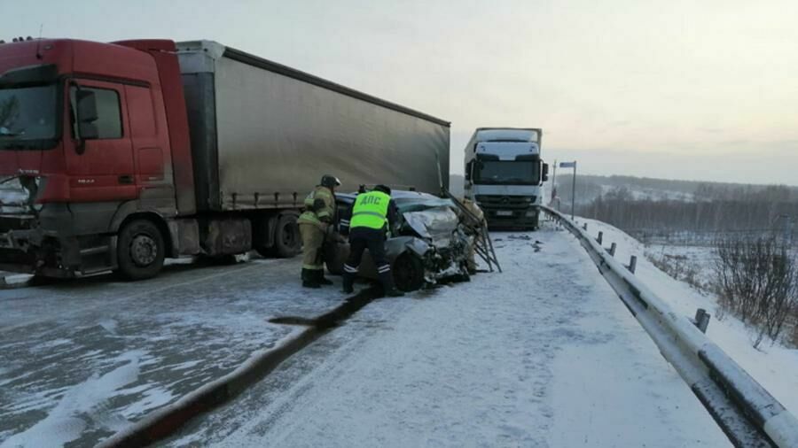 Пять человек погибли в автомобильной аварии под Красноярском