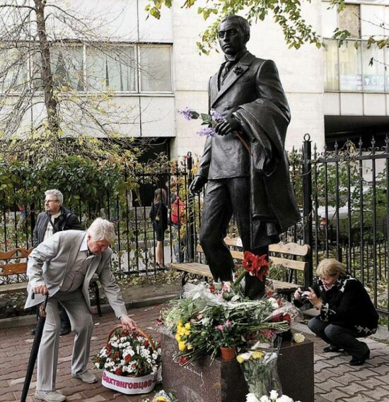 Памятник Вахтангову открыли перед театральным институтом имени Щукина
