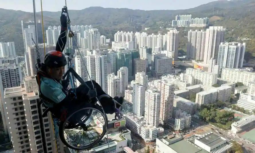 Парализованный альпинист попытался забраться на небоскреб в Гонконге (ВИДЕО)