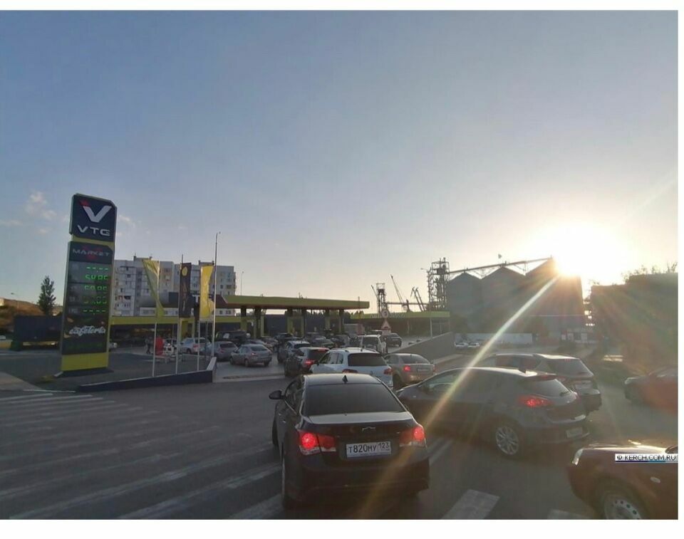 Крымские СМИ: в Керчи начался ажиотаж, бензин  на АЗС дорожает