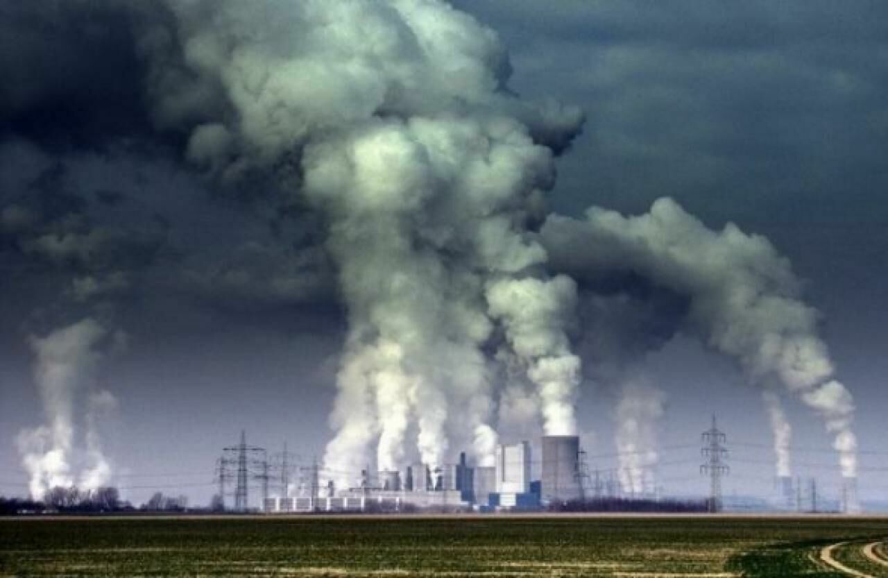 Вред аэс. АЭС выбросы в атмосферу. Загрязнение воздуха электростанциями. Электростанции загрязняют воздух. АЭС загрязнение окружающей среды.