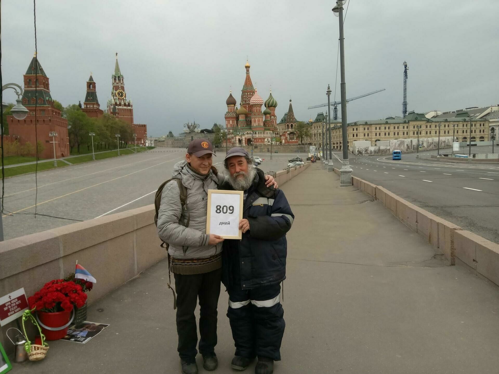 Волонтер мемориала памяти Немцова скончался после нападения