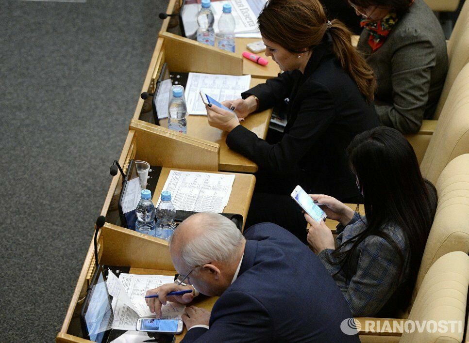 Переход чиновников на смартфоны с российской ОС обойдется в 160 млрд рублей