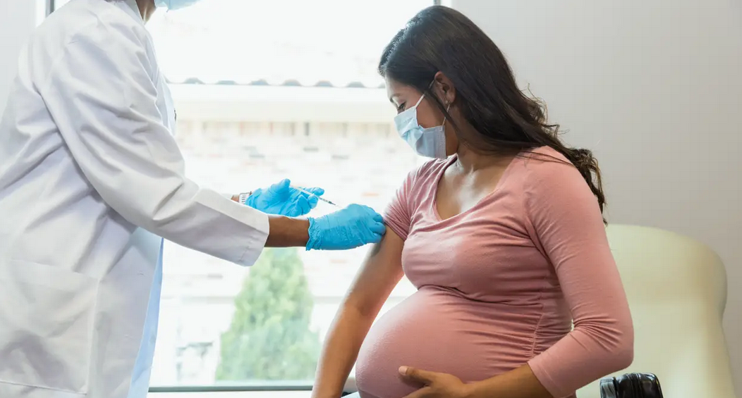 Младенцы, родившиеся у вакцинированных матерей, лучше защищены от ковида
