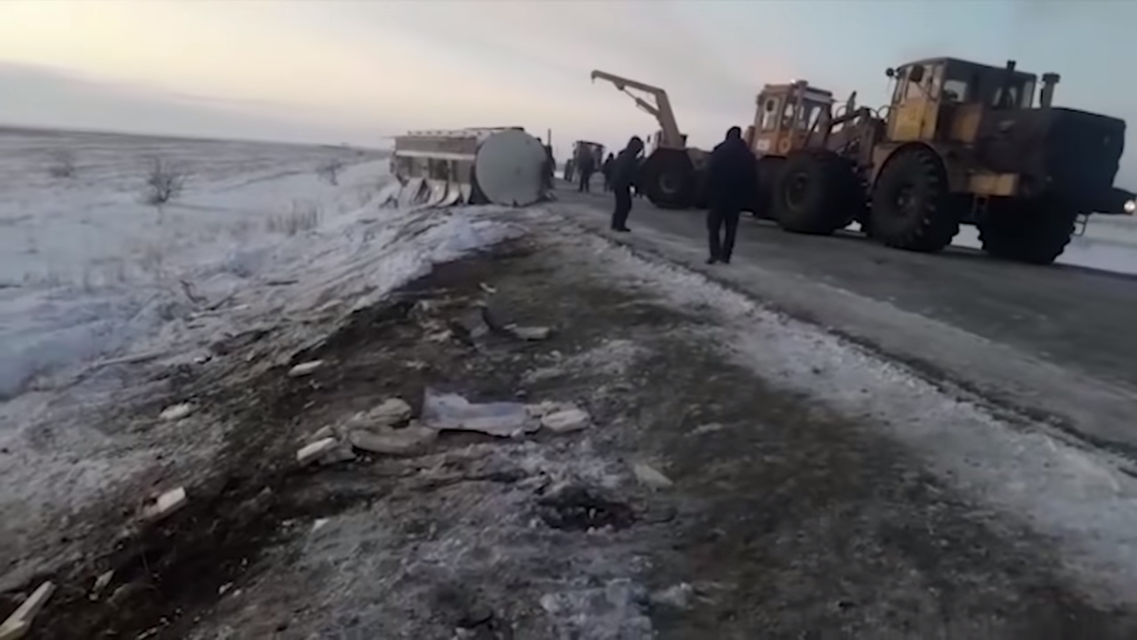 Видео дня: жители Казахстана черпают спирт из канавы