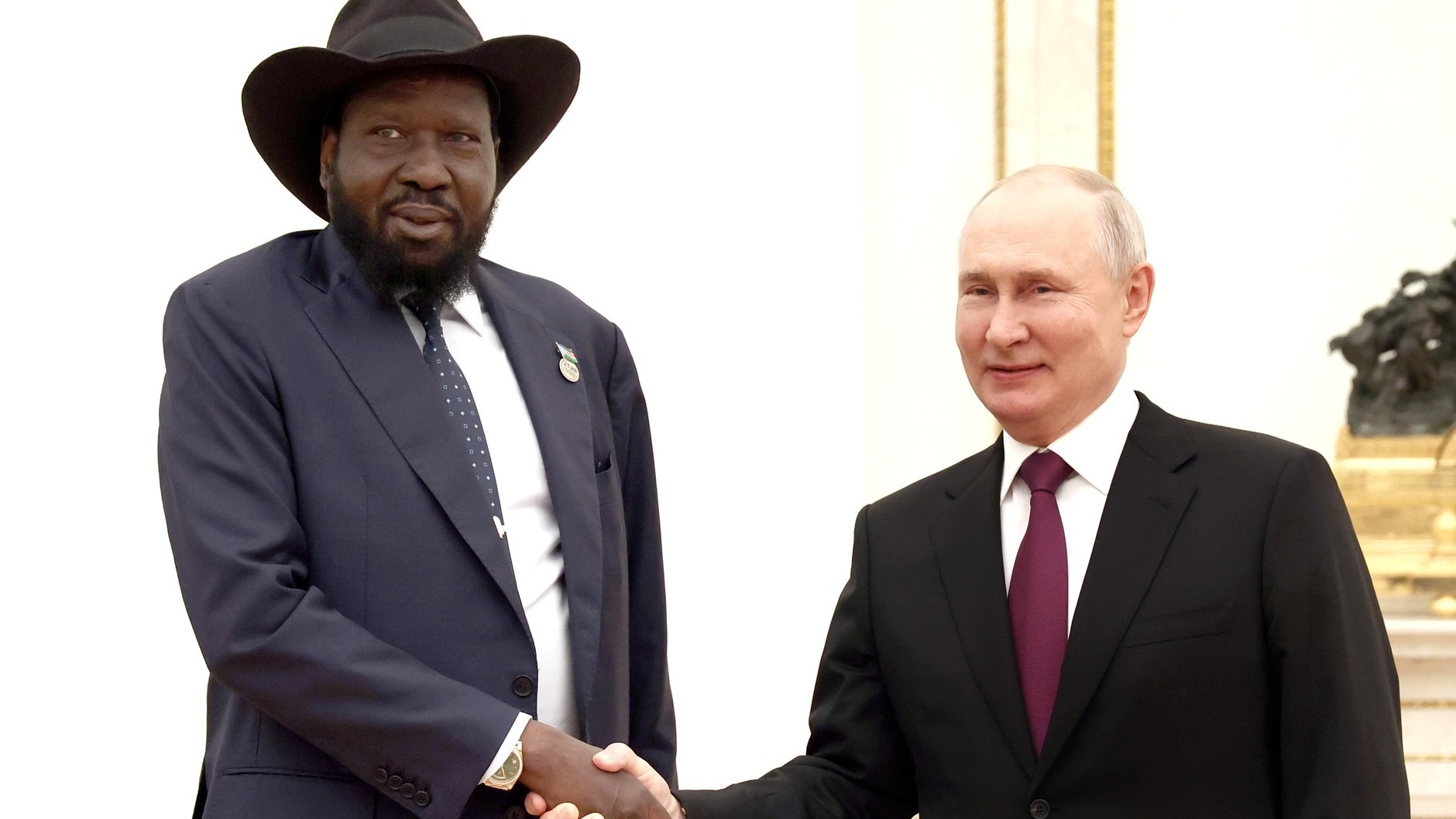 Казус дня: Путину пришлось учить президента Южного Судана надевать наушники (ВИДЕО)