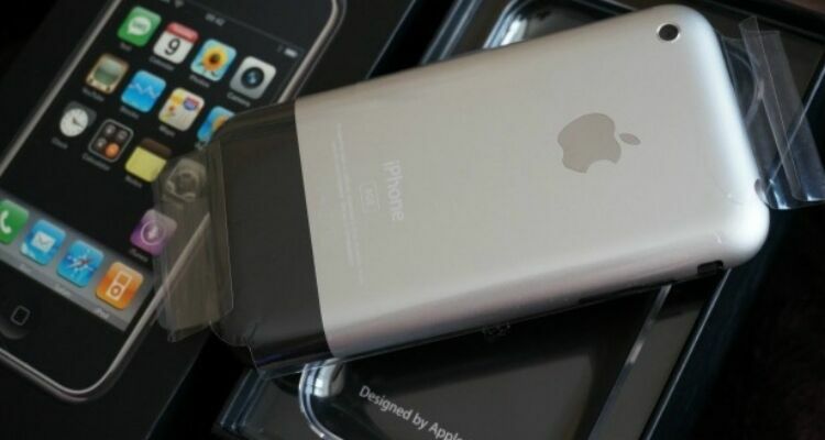 Москвич решил продать первый iPhone за 1,25 млн рублей