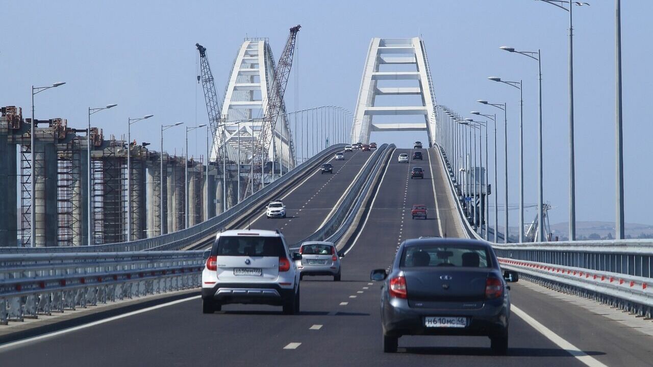 Хуснуллин: на Крымский мост пока не пустят фуры из-за попыток провокаций