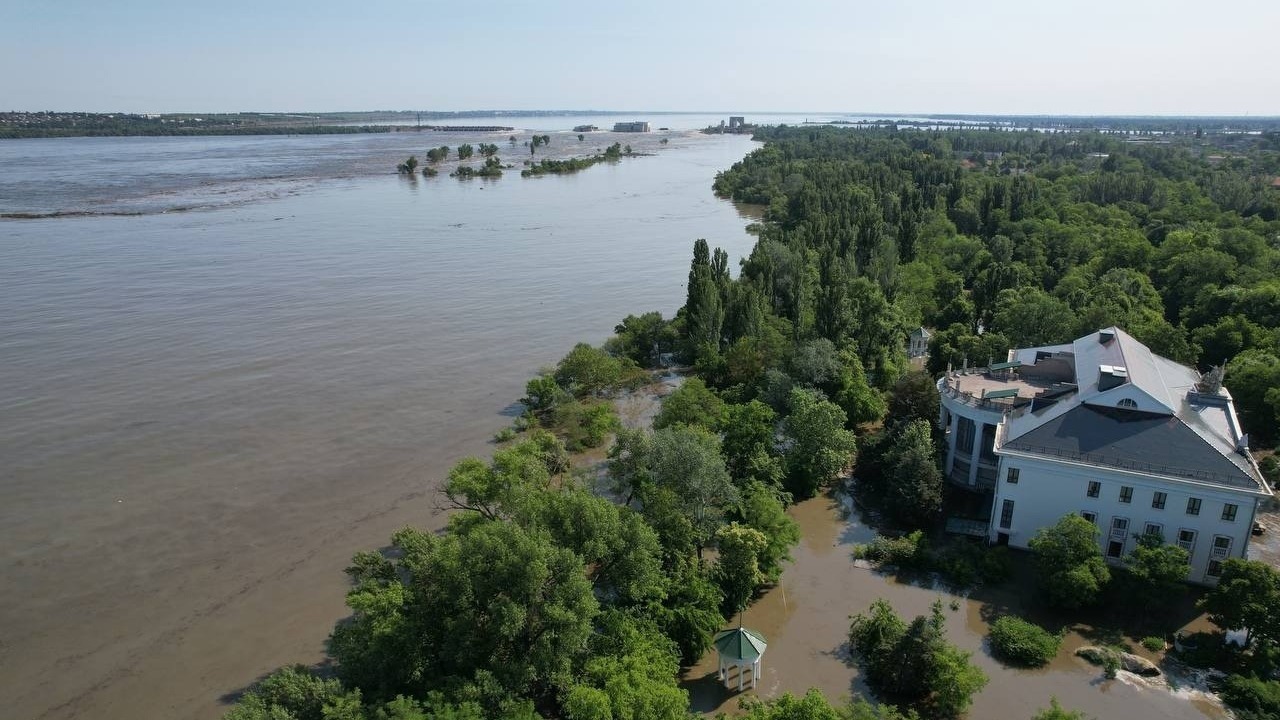 При затоплении после разрушения Каховской ГЭС вода смыла целый дом (ВИДЕО)