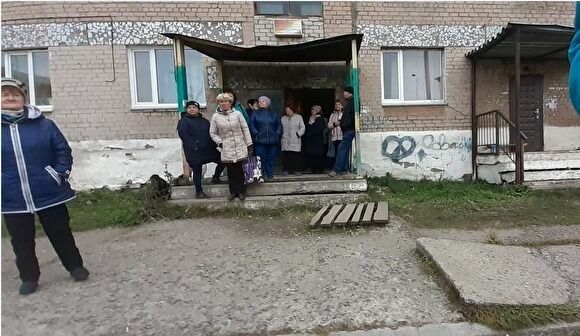 У жильцов аварийного дома на Урале пригрозили забрать детей, если они не уедут