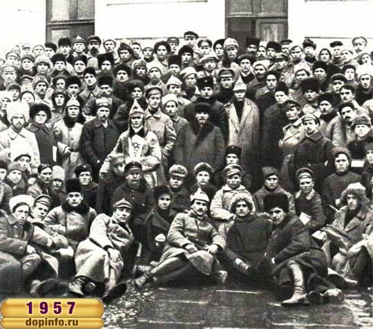 Ленин среди делегатов съезда – участников подавления Кронштадтского мятежа