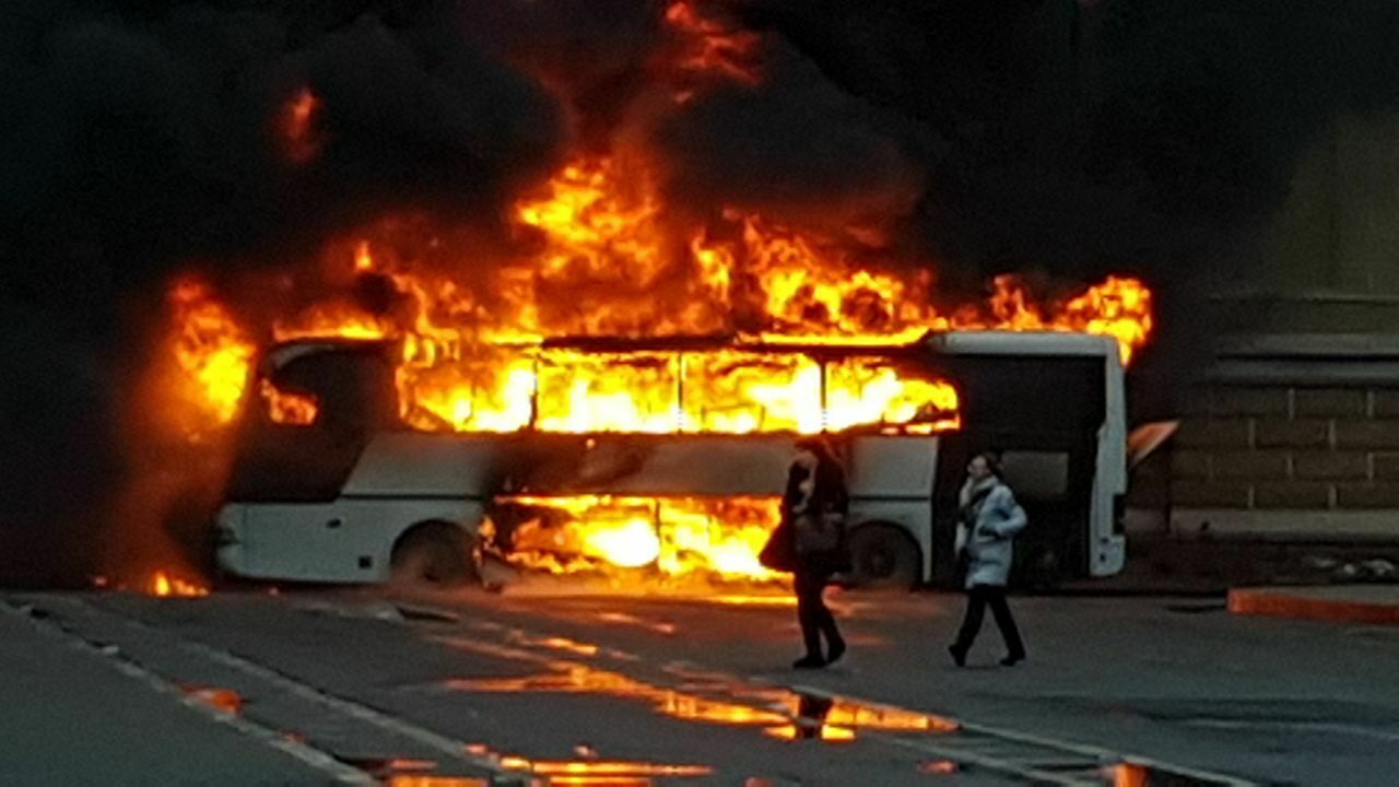 В Петербурге сгорел автобус, перевозивший группу школьников из Барнаула