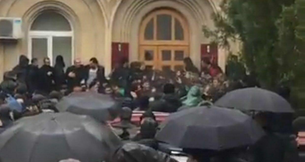 Протестный митинг в Абхазии закончился штурмом администрации президента
