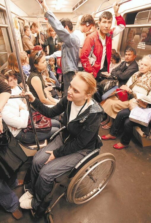 Инвалид-колясочник требует доступности метрополитена