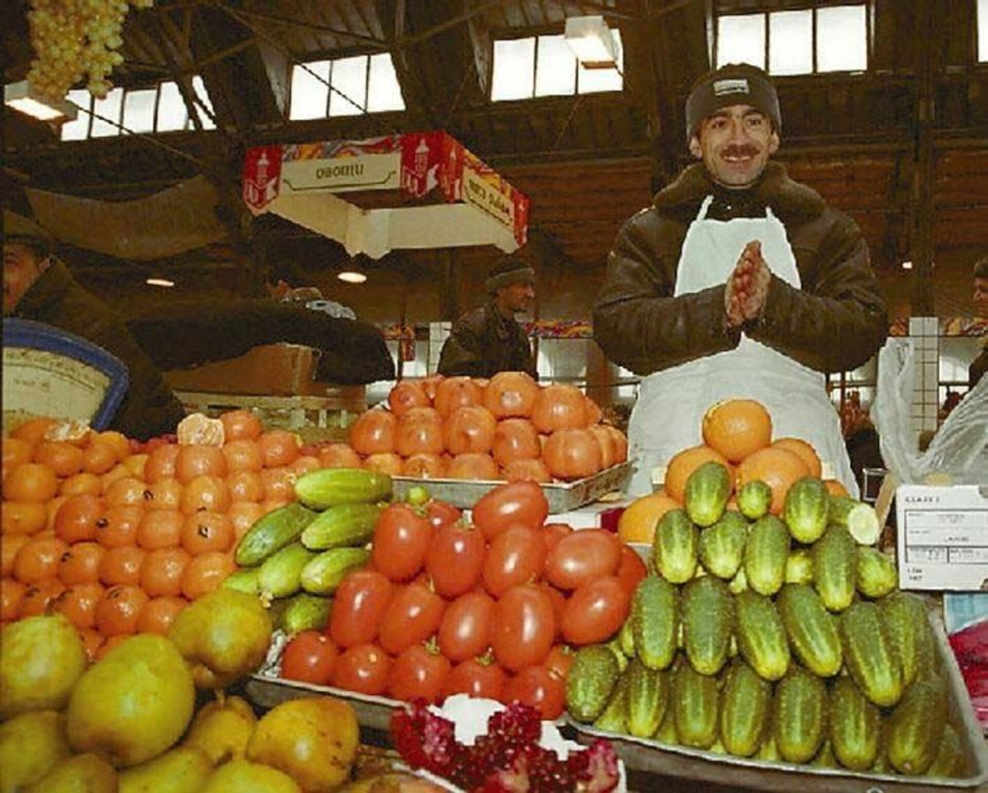 Сх рынки. Продавец овощей на рынке. Овощной рынок. Азербайджанцы на рынке овощи фрукты. Торговец на рынке.
