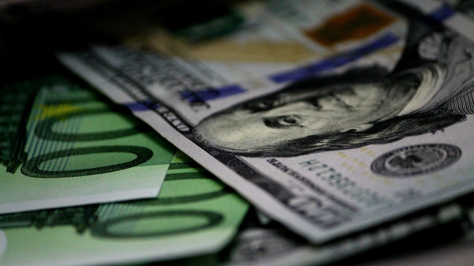 Курс доллара на Мосбирже опустился ниже 95 рублей