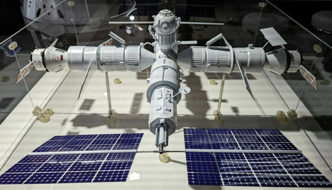 «Роскосмос» впервые продемонстрировал макет Российской орбитальной станции