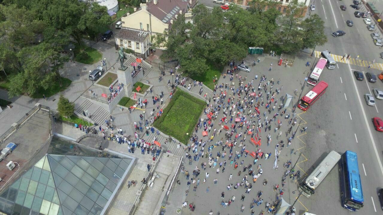  во Владивостоке вместо обещанной тысячи человек на улицу вышли лишь, по подсчетам мэрии, 250 (но организаторы каким-то образом сумели насчитать 2 тысячи – см. фото)