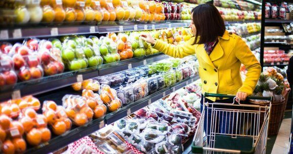 Где дешевле? Блогеры изучили цены на продукты в России и на Украине