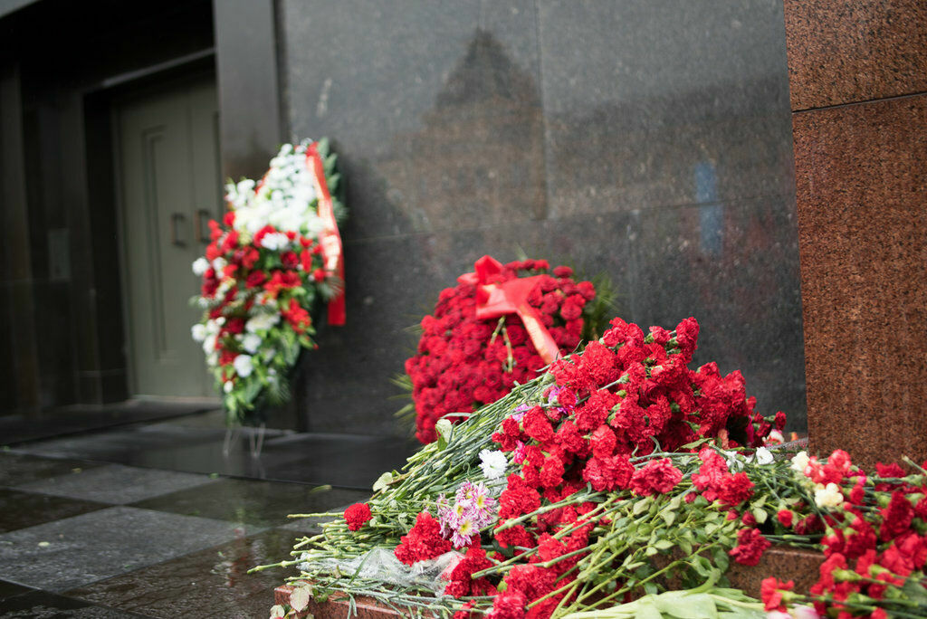 Коммунисты возложили цветы к мавзолею, соблюдая безопасную дистанцию