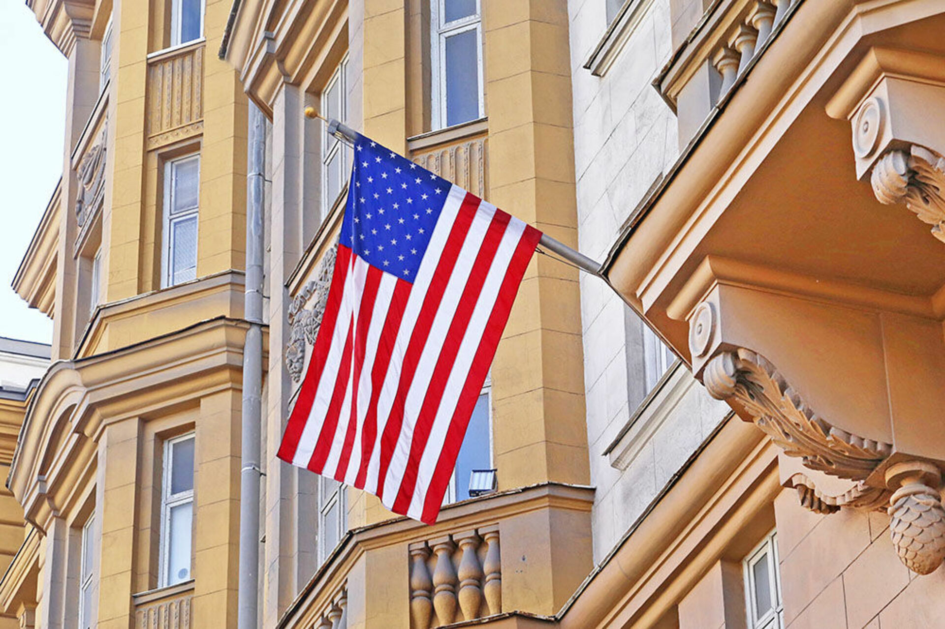 Посольство сша и британии. Американское посольство в Москве. Здание посольства США В Москве. Американское посольство в Москве внутри. Здание посольства России в США.