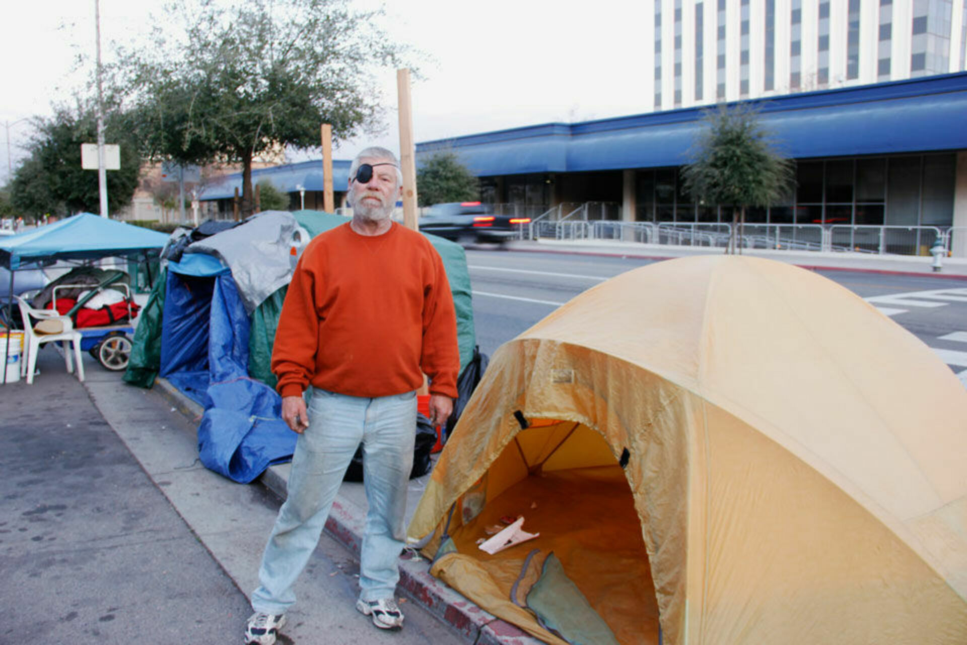 Бомжи в палатке. Лос Анджелес бомжи палатки. Палаточные городки бомжей в США. Лос Анджелес палатки бездомных. Палатки нищих Лос Анджелес.