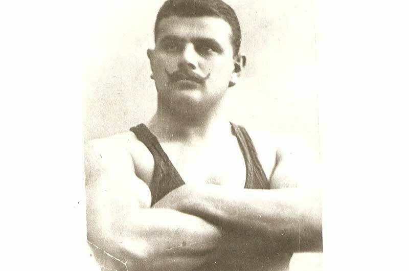 Александр Эгнаташвили был цирковым борцом. Поговаривали, что он брат Сталина 
