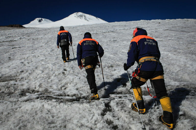 Спасатели выдвинулись на поиски четверых альпинистов, потерявшихся в горах КБР