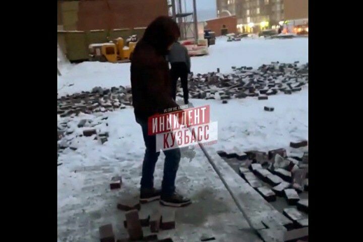 В Кемерово рабочие сломали плитку, протестуя против задержки зарплат