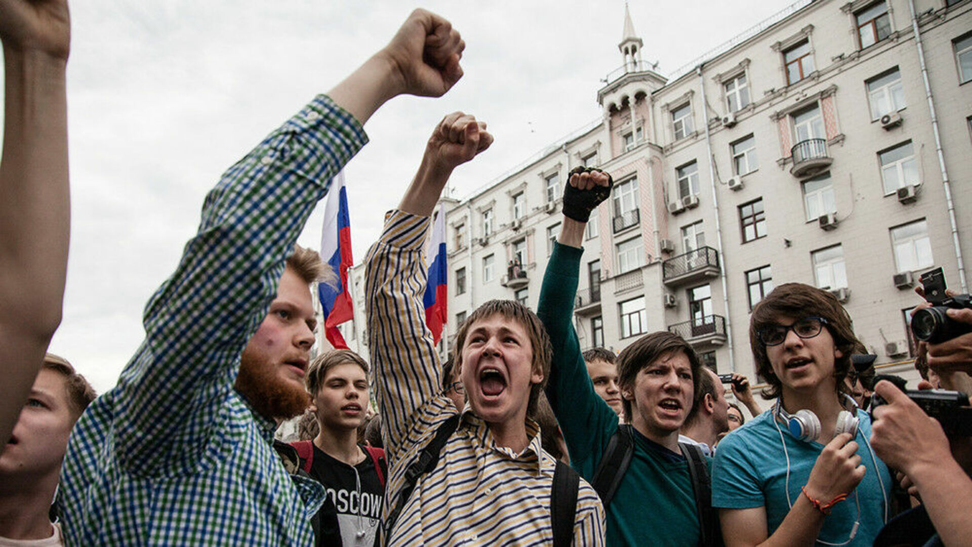 Группа людей для выражения протеста. Толпа людей митинг. Молодежные протесты. Молодежь в цветных революциях. Агрессивная молодежь.