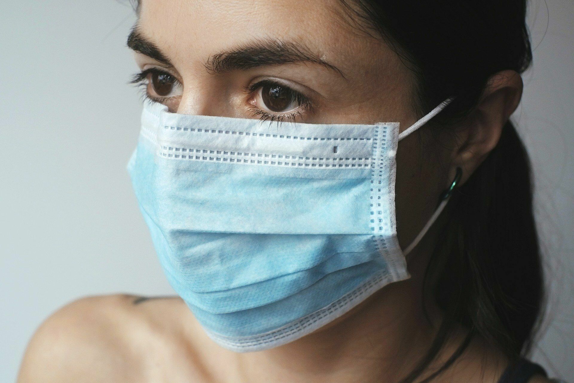 Врач-дерматолог: ношение маски может привести к проблемам с кожей