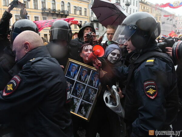 На Первомайском шествии в Петербурге активистку задержали за портрет Путина