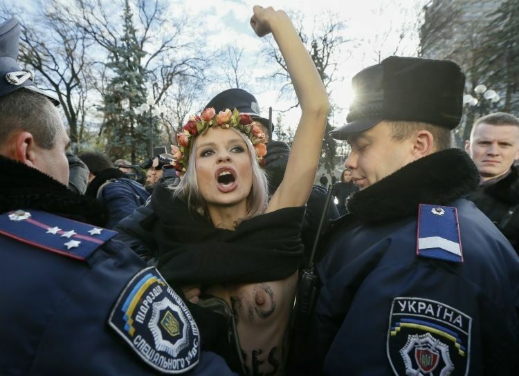 Обнаженные активистки Femen провели у здания Рады акцию в поддержку секс-меньшинств