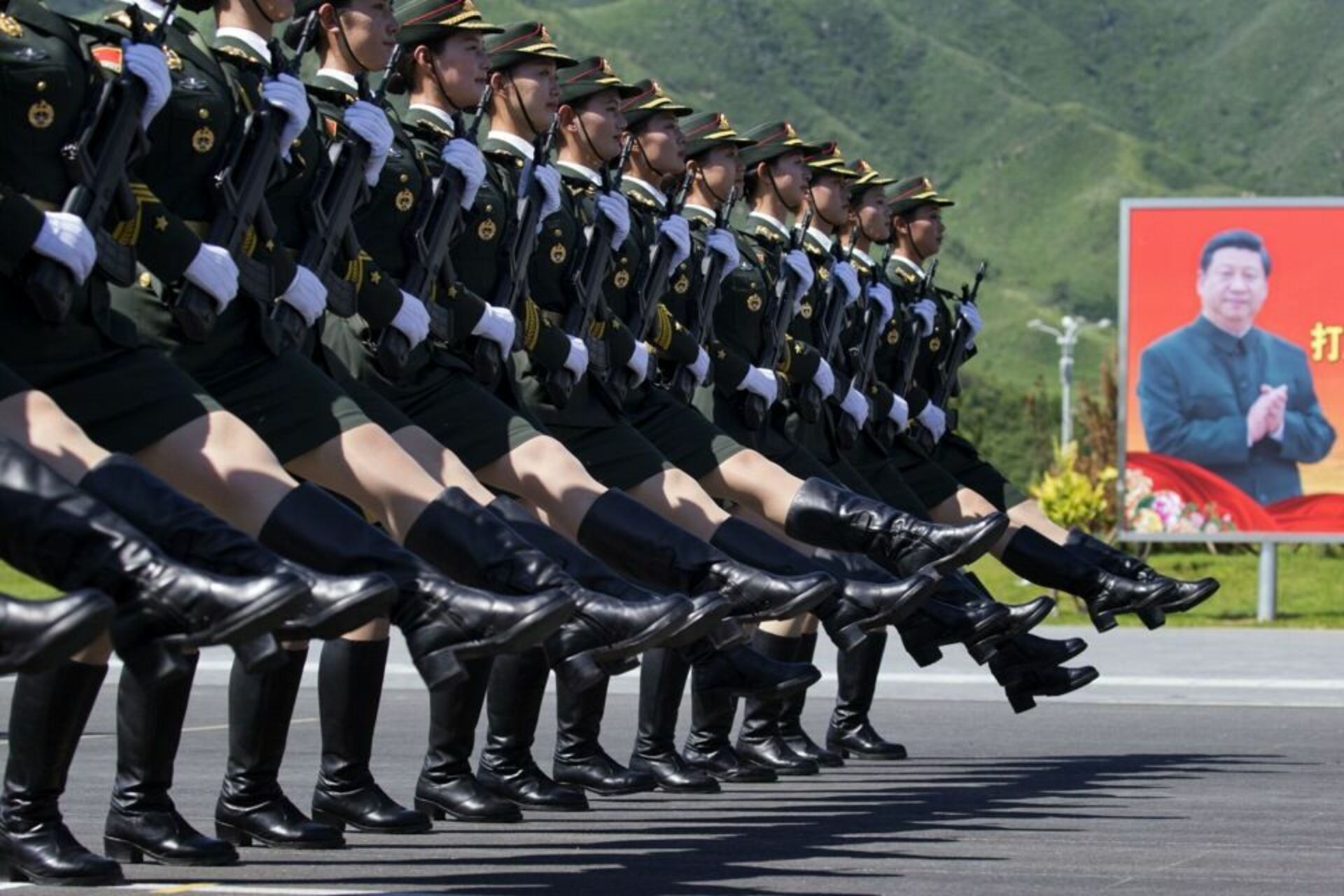 Военные шагают. Военные китайские девушки на параде. Маршируют китайские девушки на параде. Китаянки военные маршируют на параде. Парад в Китае девушки.