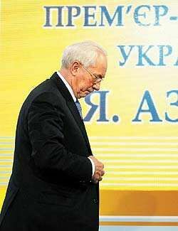 Янукович принял отставку украинского премьера и правительства