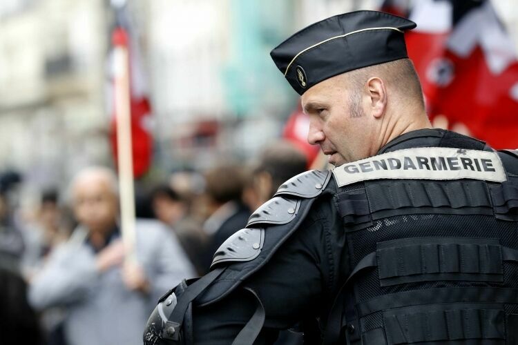 Режим чрезвычайного положения во Франции продлен на полгода