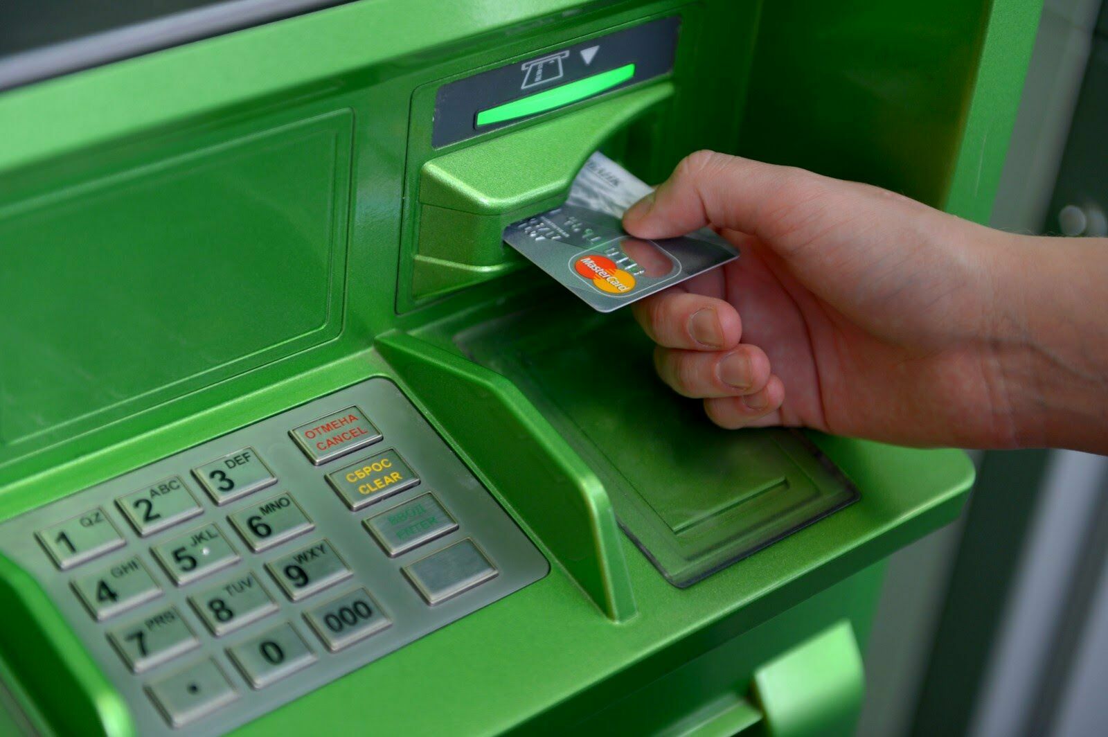 Половина граждан отказалась от использования банкоматов