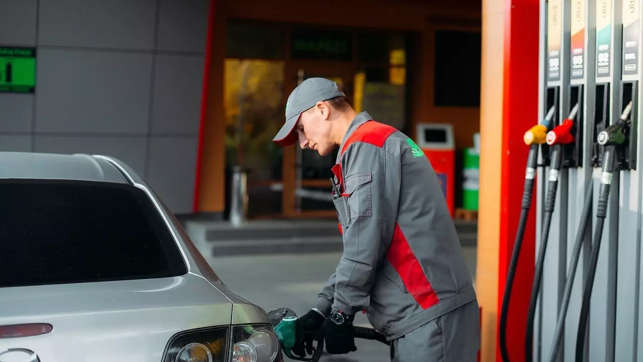 Правительство до 10 ноября представит Путину меры по стабилизации цен на бензин
