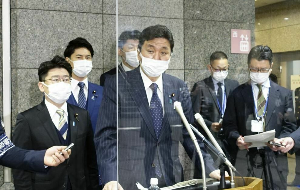 Министр обороны Японии Нобуо Киши (в центре)