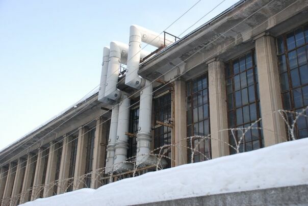 Фасад электроцеха ТЭЦ, первая очередь. Конструктивисты Веснины смогли придать индустриальному зданию своеобразное изящество. Теперь так не строят...