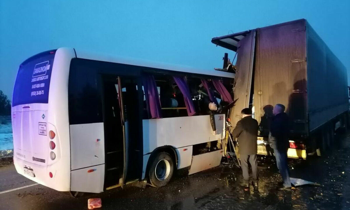 Один человек погиб при столкновении автобуса и грузовика в Татарстане