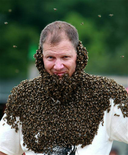 В Канаде прошел конкурс на лучшую  «бороду из пчел»